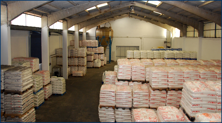 Sacos de sal en almac&eacute;n de sal en Puente la Reina